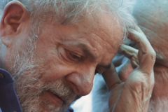 卢拉竞选车队遇袭，阻止他再次出